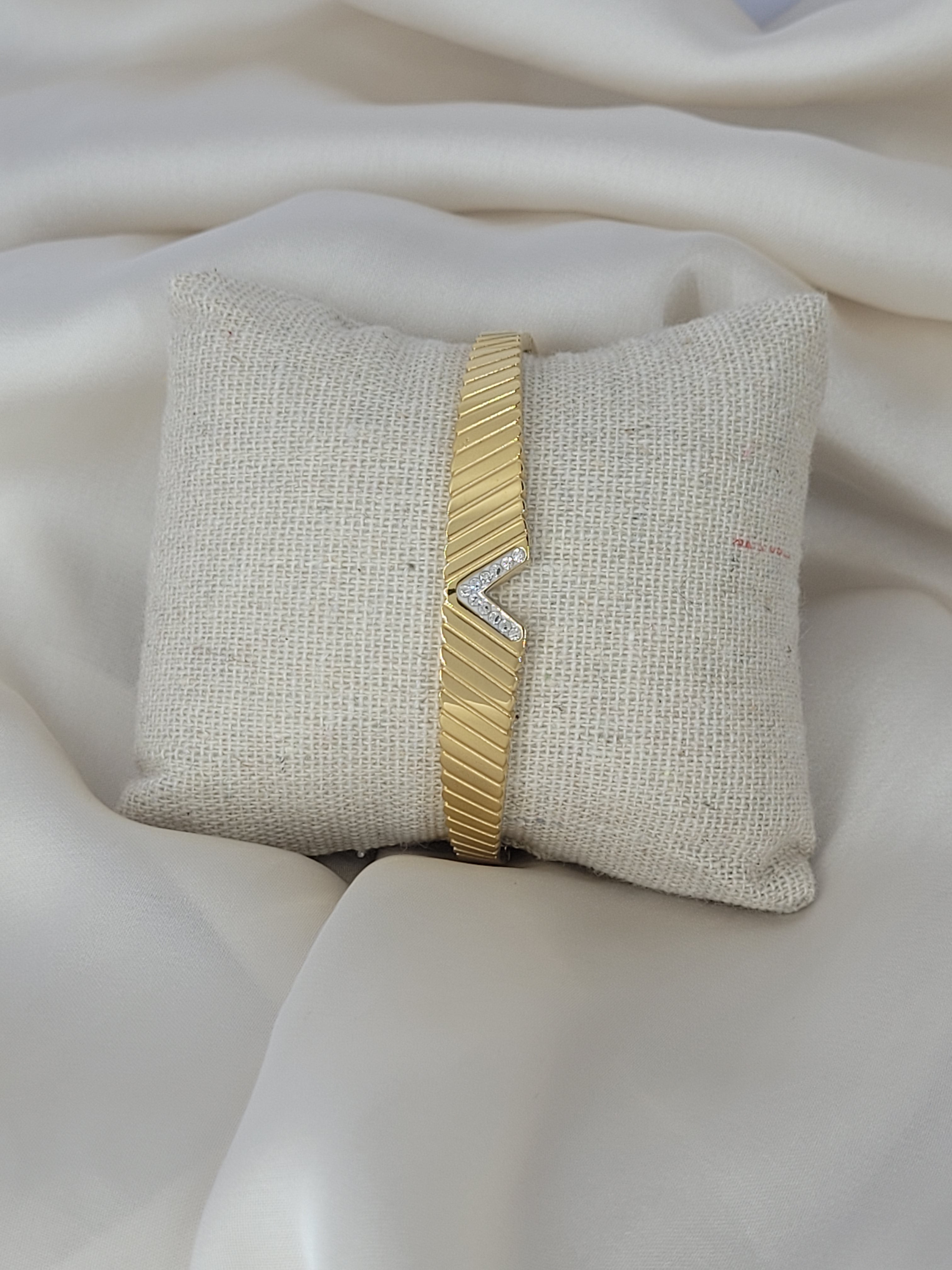 Bracelet V avec strass(D 6cm)