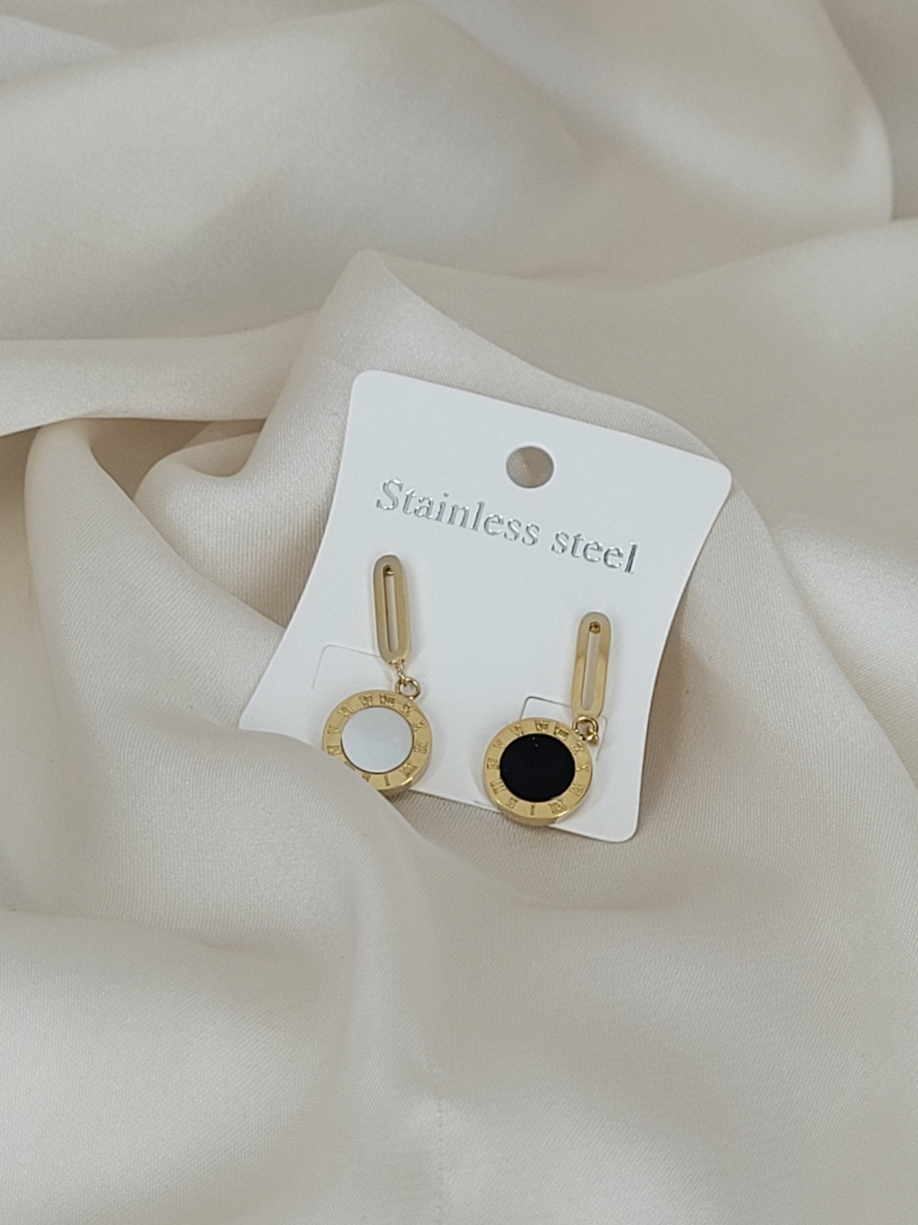 Chic earrings