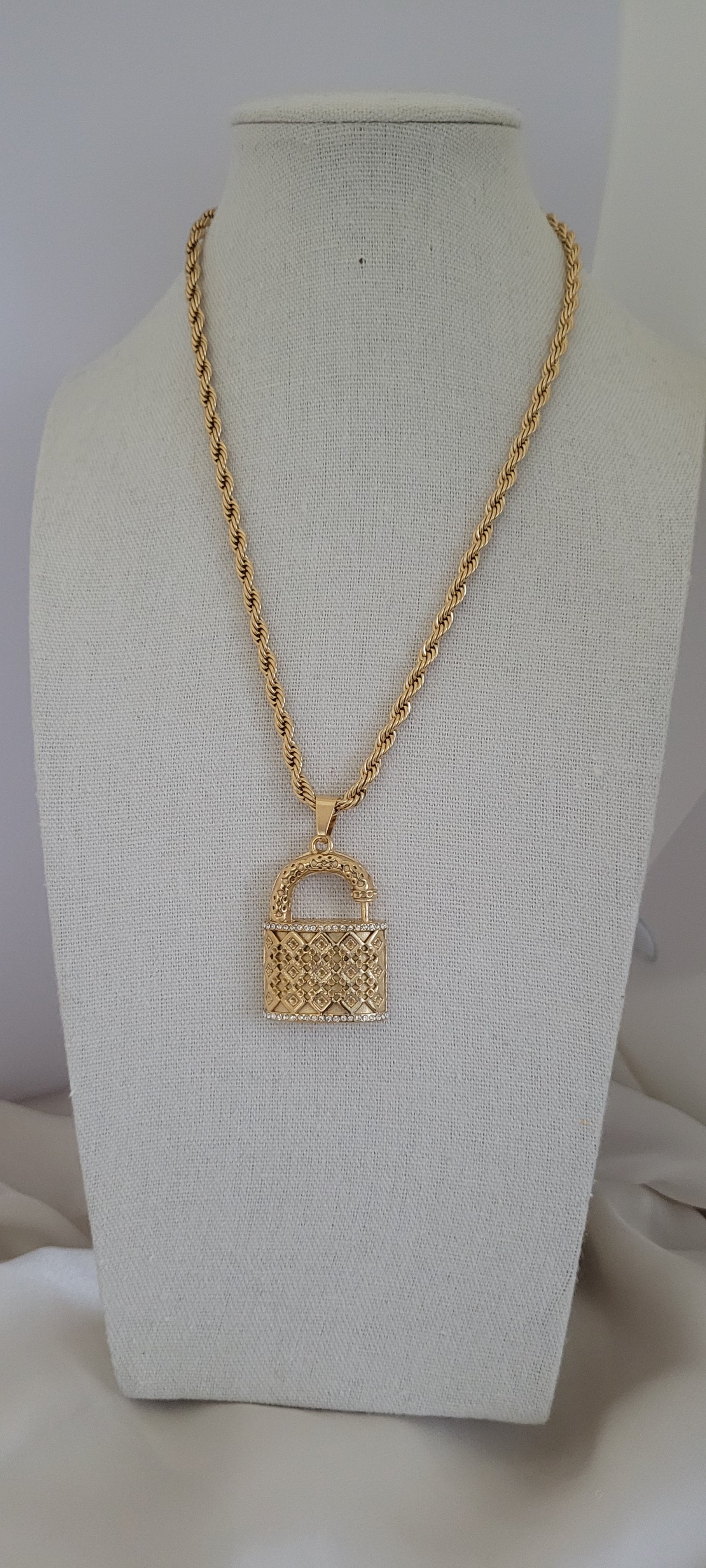 Collier Cadena